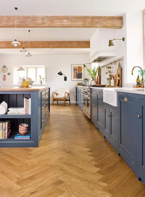 Chic Brushed & Smoked UV Lacquered